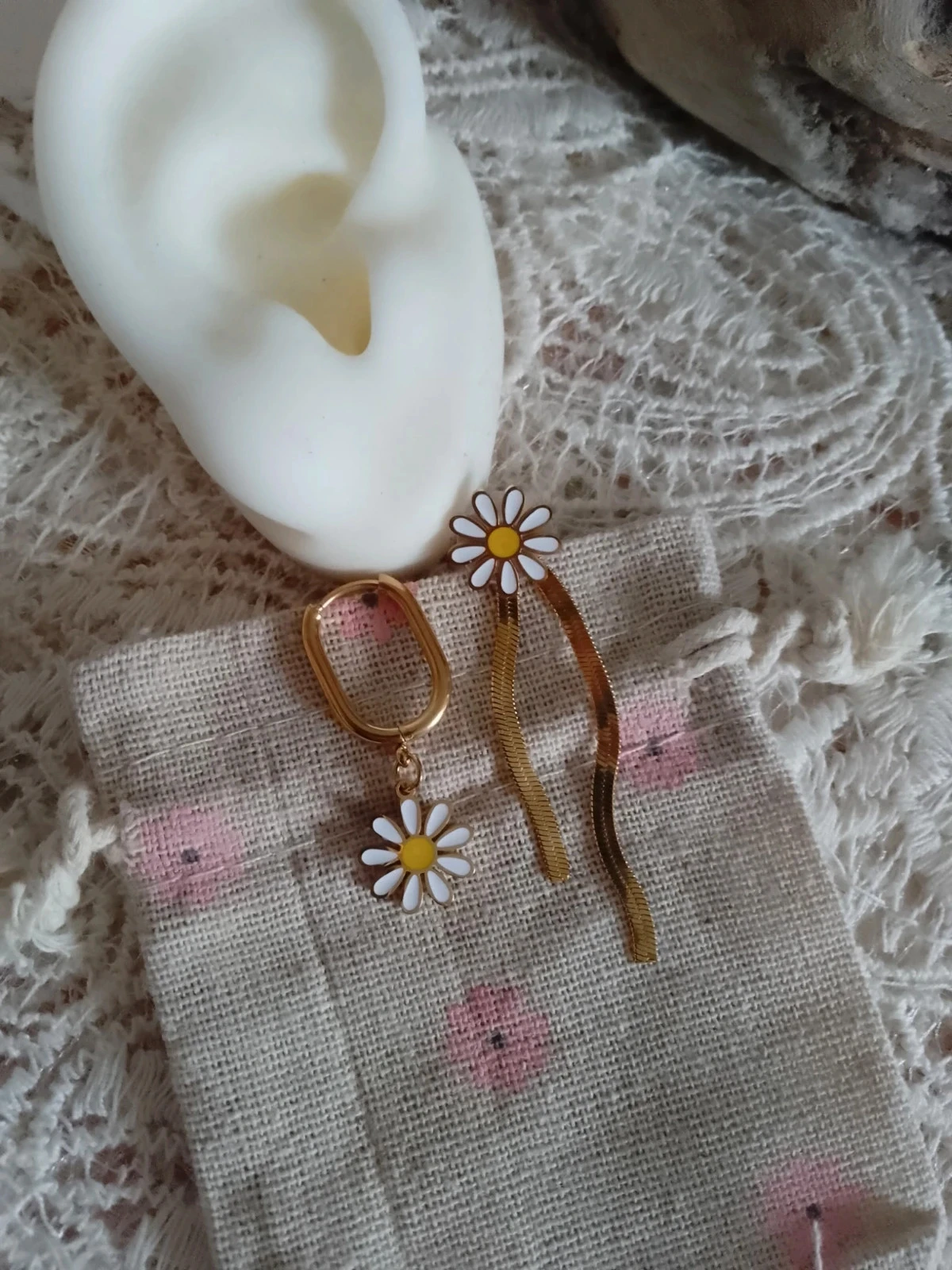 Boucles d'oreilles bohèmes asymétriques fleurs blanches en acier doré – photo 2